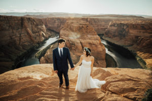 bride and groom eloping at horseshoe bend
